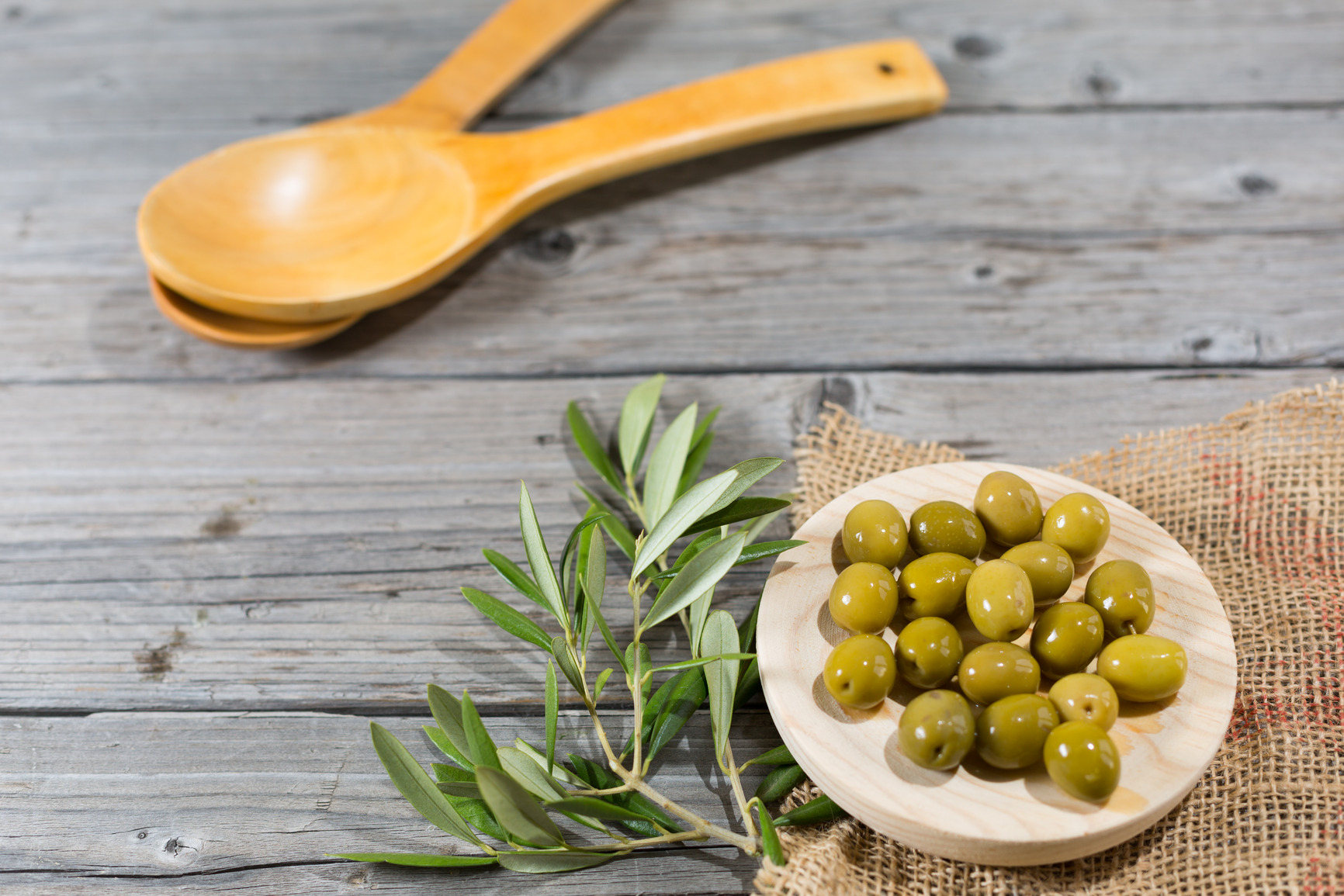 Лавровый лист оливковое масло. Оливки. Оливки зеленые. Маслины на столе. Оливки фон.